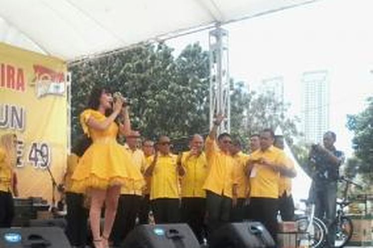 Pedangdut Zaskia Gotik saat mengisi acara HUT ke-49 tahun Partai Golkar, Minggu (20/11/2013), di Kantor DPP Golkar, Slipi, Jakarta Barat. 