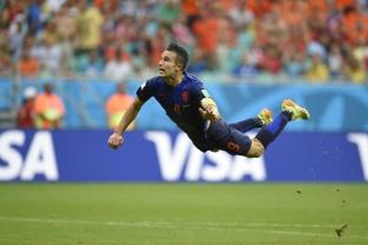 Penyerang Belanda Robin van Persie mencetak skor saat melawan Spanyol dalam laga Grup B Piala Dunia di Fonte Nova Arena di Salvador, Jumat (13/6/2014).