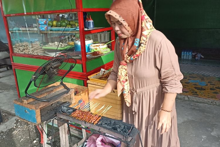 Dwi Ratnawati penjual Sate Bulayak di Narmada Lombok Barat, Senin (3/4/2023)