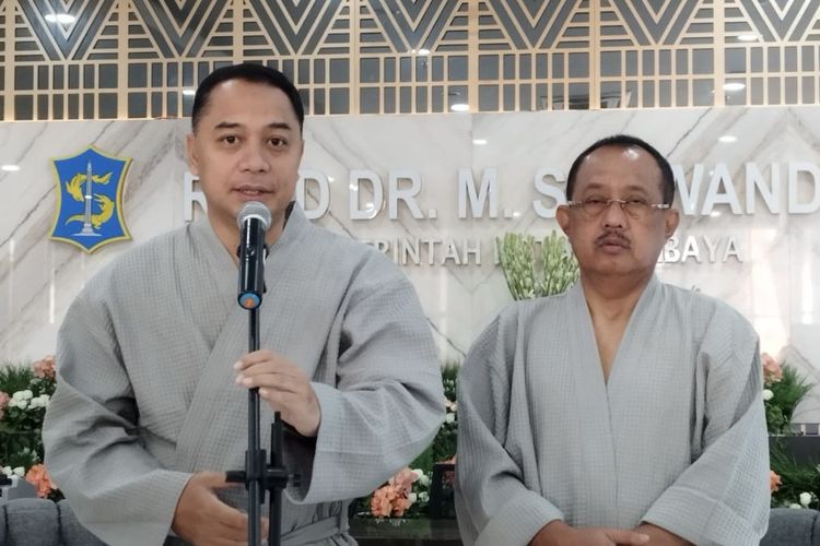 Wali Kota Surabaya, Eri Cahyadi (kiri) saat pengecekan kesehatan, Jumat (30/8/2024).