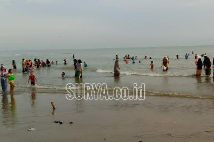 Ratusan warga mandi di laut Desa Gesikharjo, Kecamatan Palang, Kabupaten Tuban, Kamis (20/5/2021) pagi. (Surya.co.id/Sudarsono)