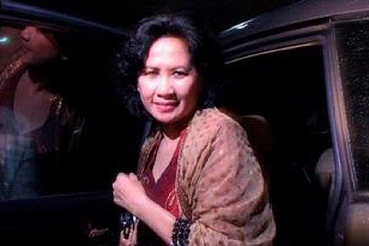 Herawati, istri mantan Kabareskrim Komjen (Pol) Susno Duadji, tiba di gedung Bareskrim Mabes Polri, Jakarta, Senin (10/5/2010) malam, untuk menjenguk suaminya yang ditangkap setelah ditetapkan sebagai tersangka terkait kasus penangkaran arwana di Riau. Dia datang didampingi lima anggota keluarga di antaranya kedua putrinya Diliana Ermaningtiyas dan Indira Tantri.