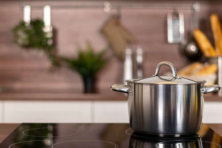 Ilustrasi kompor induksi, kompor kaca. 