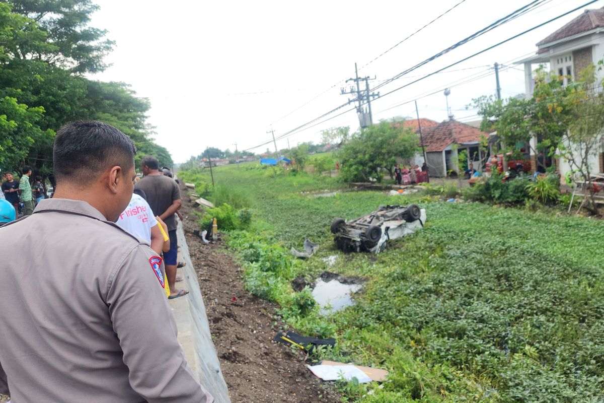 Petugas dari Satlantas Polres Pasuruan Kota masih melakukan penyelidikan atas insiden kecelakaan Sri Tanjung yang menabrak Xenia di pelintasan kereta api di Desa Kedungbako Rejoso Pasuruan Jawa Timur, (11/12/2024) 