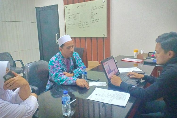 Korban penipuan jamaah haji saat diperiksa di Mapolda Jatim Senin (5/8/2019) malam