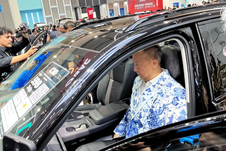 Ketika Menperin Duduk di Leapmotor C10 di GIIAS 2026
