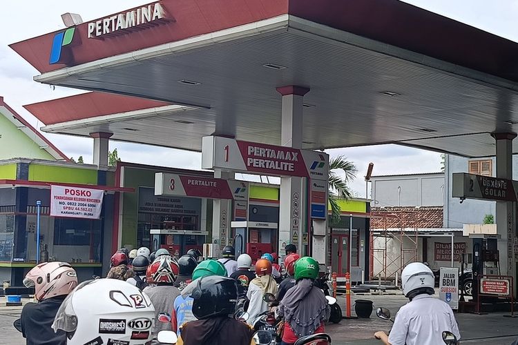 Pertamina buka posko penanganan pengaduan konsumen di SPBU Karangjati Blora, Jawa Tengah, Rabu (29/10/2025)