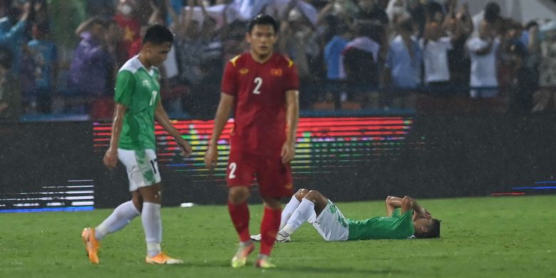 Pesepak bola Timnas Indonesia Ilham Rio Fahmi (kanan) berbaring sambal menutup wajahnya usai kalah melawan kesebelasan Timnas Vietnam dalam laga perdana Grup A Sepak Bola SEA Games 2021 di Stadion Viet Tri, Phu Tho, Vietnam, Jumat (6/5/2022). Indonesia kalah dengan skor 0-3.