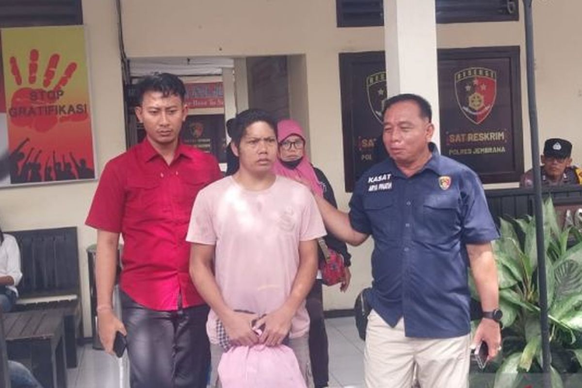 Anggota Reserse Kriminal Kepolisian Resor Jembrana, Bali mendampingi AS, pelaku pembunuhan yang dilepaskan karena dinyatakan gangguan kejiwaan, di Jembrana, Selasa (15/10/2024).