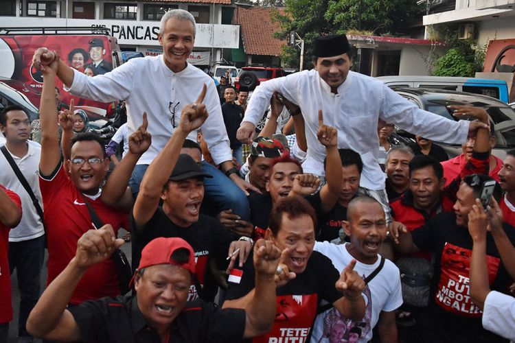 Calon gubernur dan calon wakil gubernur Jawa Tengah Ganjar Pranowo (kiri) dan Taj Yasin dipanggul para pendukung merayakan keunggulan dalam hitung cepat Pilkada Jateng 2018 versi sejumlah lembaga survei  di Kantor DPD PDI Perjuangan Jateng, Semarang, Jawa Tengah, Rabu (27/6/2018). Hitung cepat versi sejumlah lembaga survei menyatakan keunggulan Ganjar-Yasin atas rival mereka, Sudirman Said dan Ida Fuziyah.