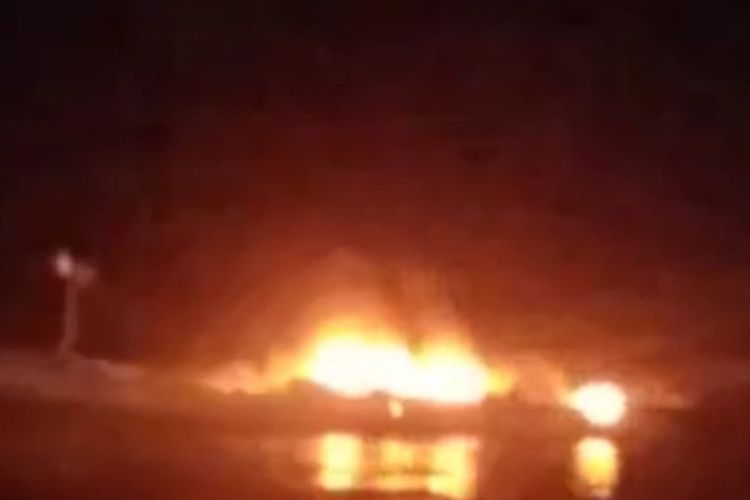 Foto: Kapal motor berukuran 3GT terbakar di Perairan Bola, Kecamatan Bola, Kabupaten Sikka, NTT pada Minggu (24/4) malam. 
