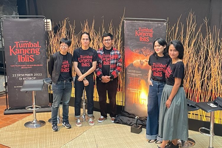 Deretan pemain, sutradara dan produser film Tumbal Kanjeng Iblis saat ditemui di kawasan Cilandak, Jakarta Selatan, Senin (5/12/2022).  