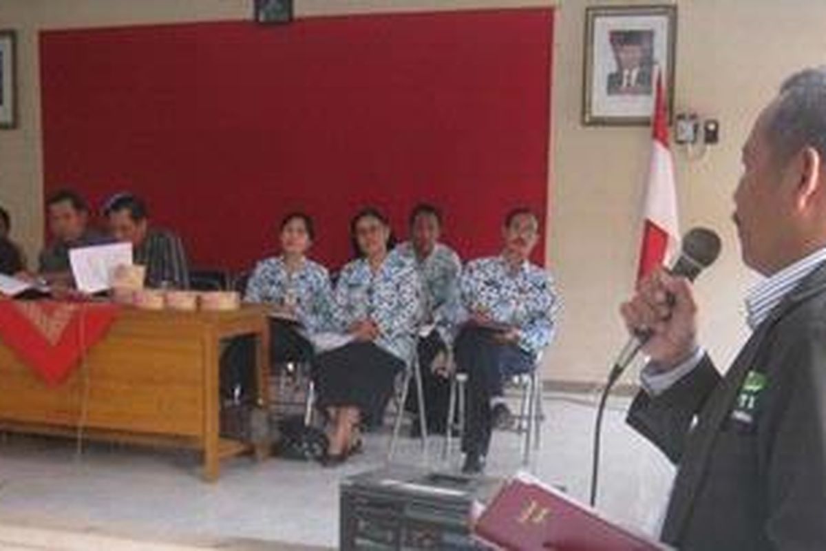 Petani tembakau Kendal saat berdialog.