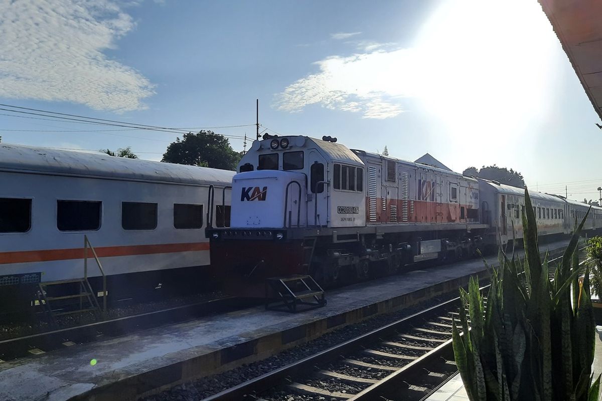 KA Tawang Alun relasi Malang-Banyuwangi saat melintas di Stasiun Kalibaru, Kabupaten Banyuwangi pada Jumat (9/4/2021).