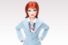 Mattel Rilis Barbie Figur David Bowie dengan Balutan Jas Biru