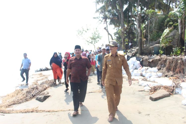 Bupati Pesisir Selatan, Sumatera Barat Hendrajoni meninjau abrasi yang terjadi di Lengayang, Pesisir Selatan