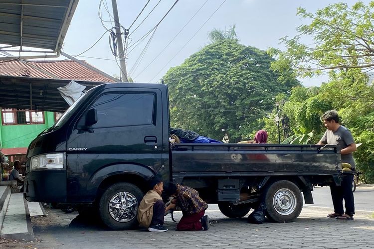 “In This Economy”, Saat Bagasi Mobil Berubah Jadi Lapak Usaha