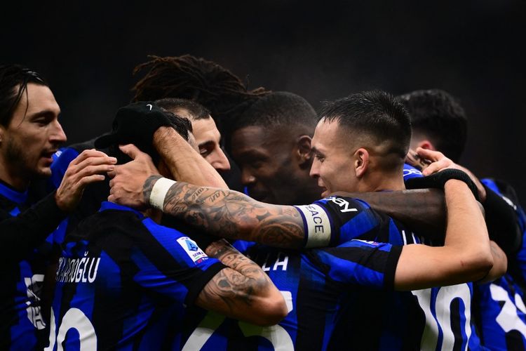Para pemain Inter Milan merayakan gol Marcus Thuram dalam pertandingan Inter Milan vs Udinese pada lanjutan Liga Italia 2023-2024 di Stadion Giuseppe Meazza, Minggu (10/12/2023) dini hari WIB. 