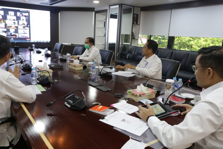 Kemensos dan jajarannya dalam Diklat P2K2 PKH melalui video conference di Kantor Kemensos RI, Senin (22/06/2020).