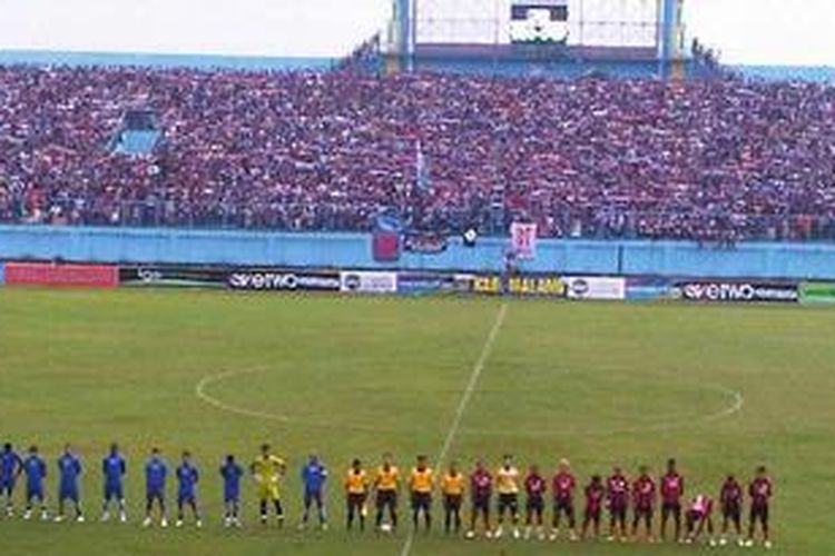 Jelang laga Grup C Inter Island Cup 2012 antara Arema Indonesia versus Persipura Jayapura di Stadion Kanjuruhan, Malang, Jawa Timur, Senin (10/12/2012).