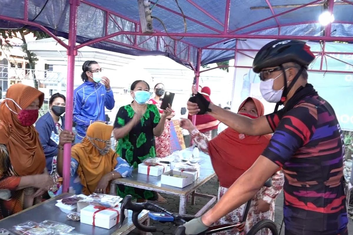 Ganjar memborong dagangan PKL dan membagikan makanan ke warga sekitar dalam momen gowes pagi, Minggu (25/7/2021).