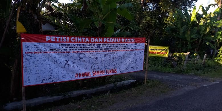 baner tanda tangan warga dan pengumuman tanah dalam sengeketa di halaman rumah Mbah Tupon, Sabtu (26/4/2025)