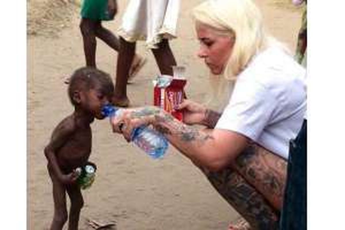 Anja saat kali pertama bertemu dengan Hope yang dituduh sebagai penyihir sehingga disiksa dan sengaja dibuat lapar. 