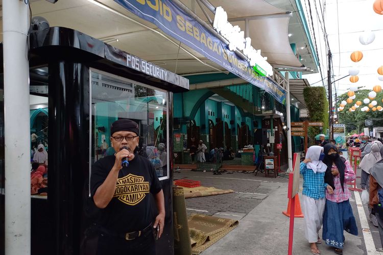 Relawan Masjid menjadi pembawa acara Kampung Ramadan Jogokariyan tengah menyapa warga yang berlalu lalang di depan Masjid Jogokariyan, Kota Yogyakarta sebelum waktu berbuka, Minggu (3/4/2022).