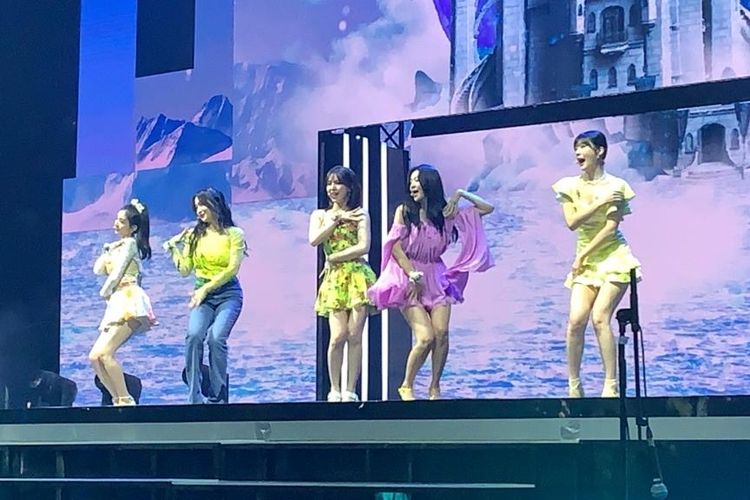 Girl group Red Velvet membawakan total empat lagu, termasuk lagu baru Feel My Rhythm yang dirilis dalam 2022 dalam acara Allo Bank Festival 2022, di Istora Senayan, Jakarta Pusat, Sabtu (21/5/2022).