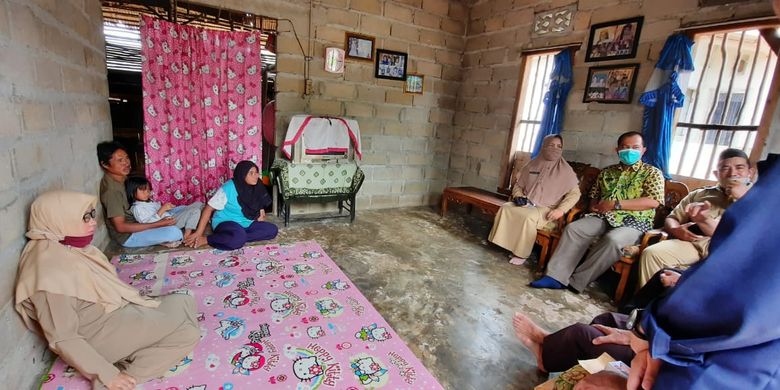 Ketua Dewan Pendidikan Bangka Belitung, Prof. Bustami bersama dengan kedua rekan berkunjung ke rumah Rafika di Jalan Jering, Desa Baturusa, Kecamatan Merawang, Bangka, Bangka Belitung (13/10/2020).