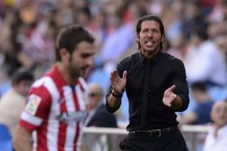 Pelatih Atletico Madrid asal Argentina, Diego Simeone, memberikan reaksi saat melihat penampilan timnya melawan Almeria di Vicente Calderon, Sabtu (14/9/2013). Atletico menang 4-2.