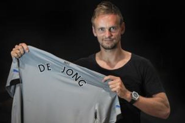 Gelandang anyar Newcastle United, Siem de Jong, dibeli dari Ajax Amsterdam pada 1 Juli 2014.