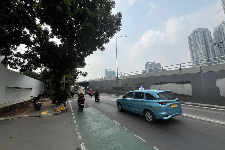 Sempat Macet, Jalan S Parman Jakbar Kembali Lancar Usai Truk Terguling Dievakuasi
