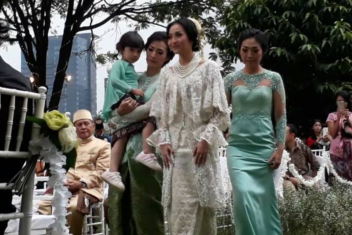 Artis musik Rinni Wulandari mengenakan kebaya rancangan Didiet Maulana pada akad nikahnya dengan Jevin Julian di Rumah Sarwono, Pasar Minggu, Jakarta Selatan, Minggu (7/5/2017)/