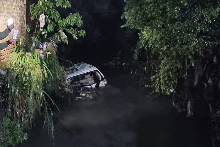 Dua mobil milik warga di Kampung Cicukang RT 01 RW 01, Desa Mekarrahayu, Kecamatan Margaasih, Kabupaten Bandung, Jawa Barat, hanyut akibat luapan anak sungai Citarum, Senin (1/12/2025)