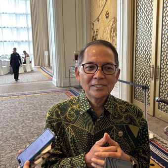 Kepala Eksekutif Pengawas Perasuransian, Penjaminan, dan Dana Pensiun OJK, Ogi Prastomiyono, usai Peluncuran Buku Khutbah Syariah Muamalah PPDP di Jakarta Selatan, Senin (15/12/2025)