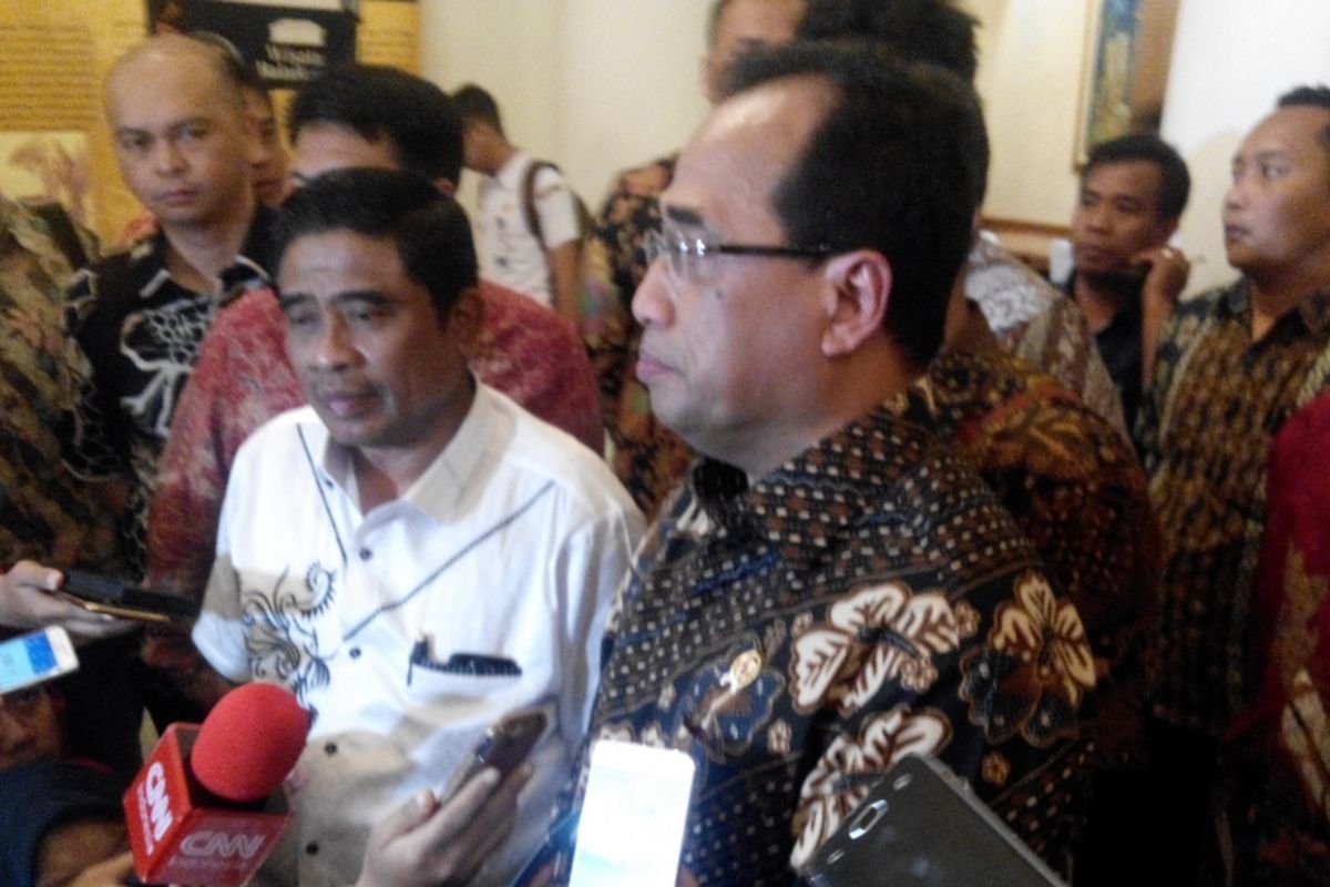 Menteri Perhubungan Budi Karya Sumadi dan Plt Gubernur DKI Jakarta Sumarsono di Gedung Balai Kota DKI Jakarta, Minggu (26/3/2017).