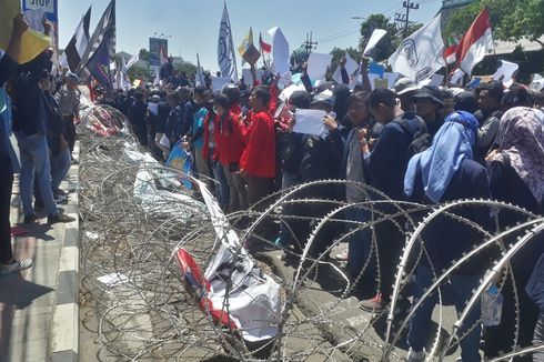 Demo Mahasiswa Surabaya, Rusak Kawat Berduri hingga Tutup Jalan Indrapura