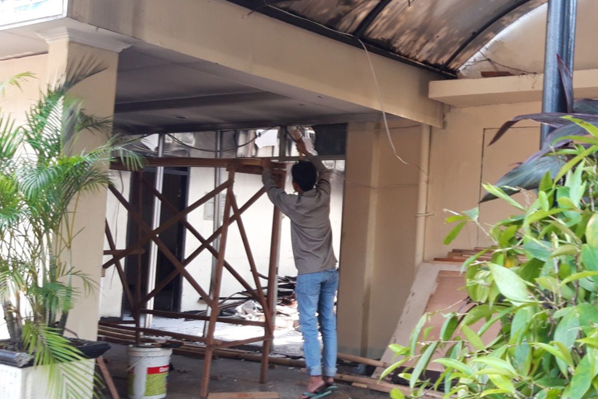 Salah satu ruangan Polsek Ciracas, Jakarta Timur yang dirusak sedang dalam perbaikan, Kamis (13/12/2018)