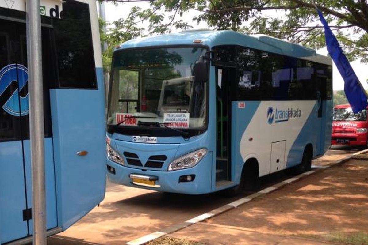 Tampak bus pengumpan atau feeder transjakarta di halte Rusunawa Marunda, Jakarta Utara, Senin (18/1/2016). 





