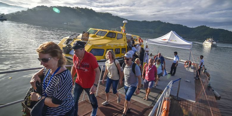 Wisatawan kapal pesiar Aida Vita Cruise tiba di Pelabuhan Lembar, Lombok Barat, NTB, Minggu (3/2/2019). Sebanyak 1170 wisatawan asing asal Jerman melakukan kunjungan wisata ke sejumlah lokasi di Lombok seperti Gili Trawangan, Mandalika, Taman Mayura dan Sekotong sebelum melanjutkan perjalanan ke Pulau Komodo.