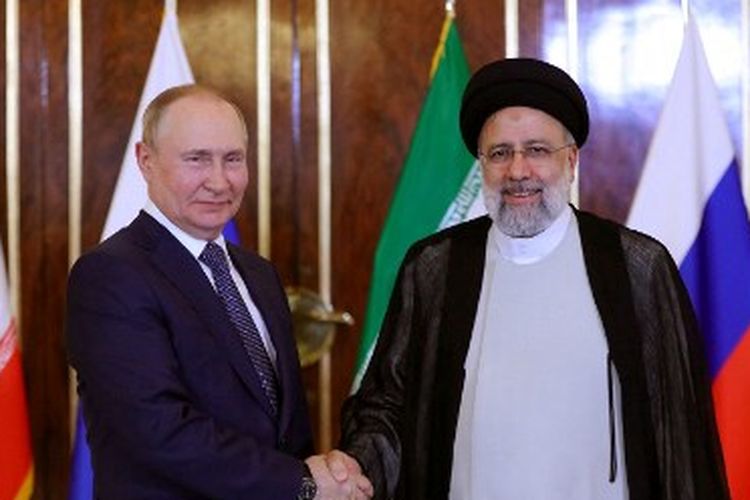 Gambar selebaran yang disediakan oleh kepresidenan Iran ini menunjukkan Presiden republik Islam Ebrahim Raisi (kanan) menyambut Presiden Rusia Vladimir Putin di Teheran pada 19 Juli 2022. Presiden Raisi baru-baru ini mengatakan bersumpah akan menyelediki kematian Mahsa Amini.
