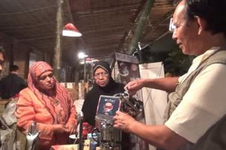 Nasruddin Ahmad, Barista dari Le Parte Cafe Coffee, menyajikan salah satu racikannya kepada pengunjung di arena Festival Kopi di Taman Sari Banda Aceh, Jumat (22/11/2013) malam. Puluhan Pemilik kafe dan warung kopi memeriahkan kegiatan ini yang digelar hingga Minggu (24/11/2013). 