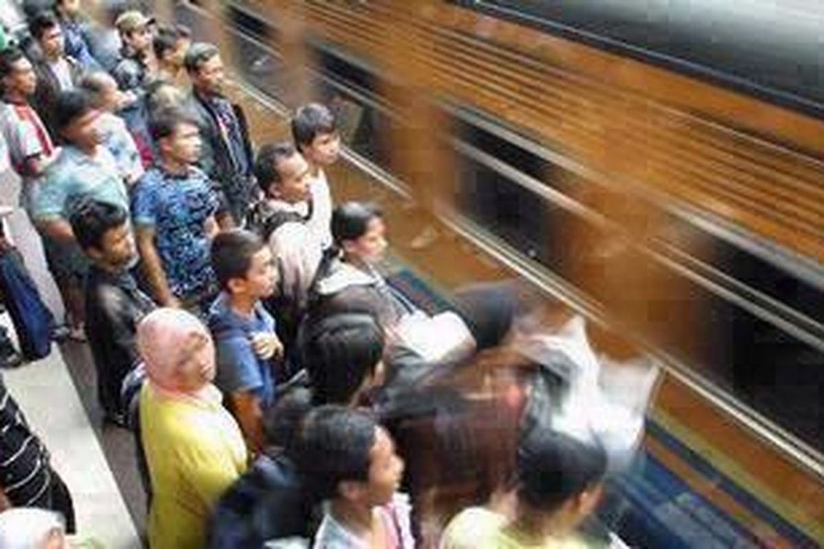 Sejumlah penumpang di Stasiun Pasar Senen, Jakarta Pusat.