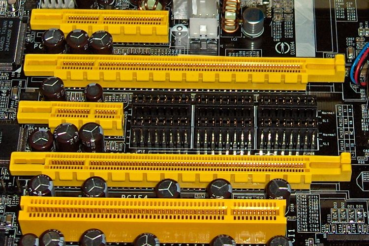 Dari atas ke bawah: Slot PCIe x4, PCIe x16, PCIe x1, PCIe x16, dan PCI di motherboard yang berwarna kuning. 