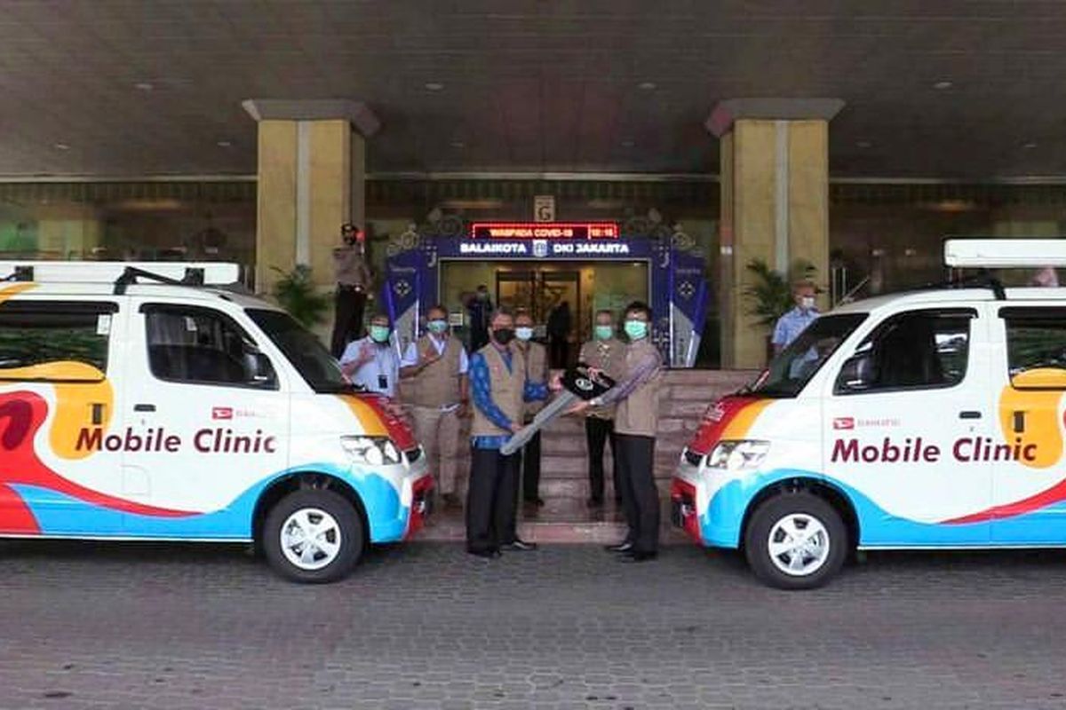 Sudin Kesehatan Kota Administrasi Jakarta Utara menyiapkan mobil yang akan berkeliling ke pemukiman warga untuk melayani vaksinasi.