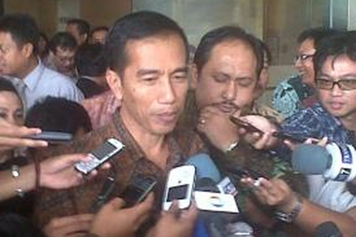 Gubernur DKI Jakarta Joko Widodo bersama Kepala Perwakilan BPK RI Provinsi DKI Jakarta, Blucer W. Rajagukguk seusai acara penyerahan laporan keuangan Pemprov DKI Jakarta Tahun Anggaran 2012,   di Jalan MT Haryono, Jakarta Timur, Kamis (28/3/2013).