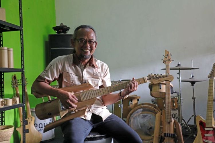 Gitar bambu produksi Virage Awie. 