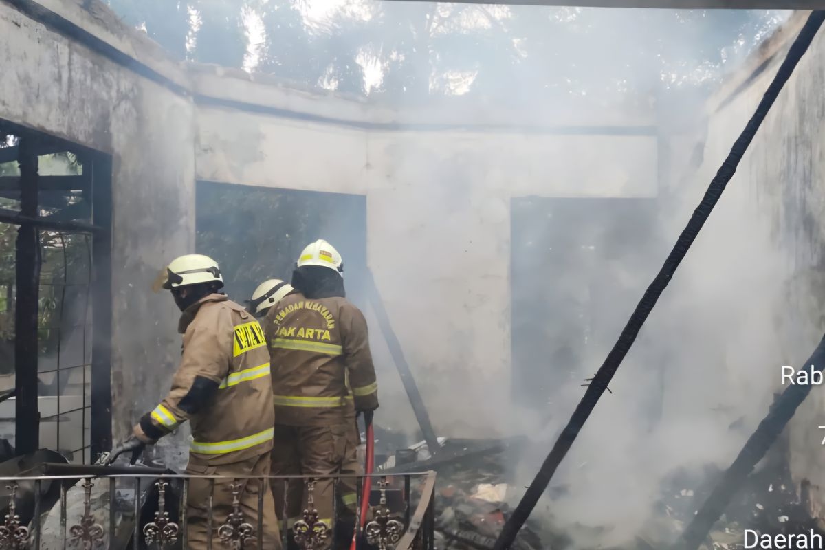 Petugas pemadam kebakaran saat berjibaku memadamkan api di rumah dua lantai yang terletak di Jalan Terogong Raya, Cilandak, Jakarta Selatan, Rabu (12/6/2024).
