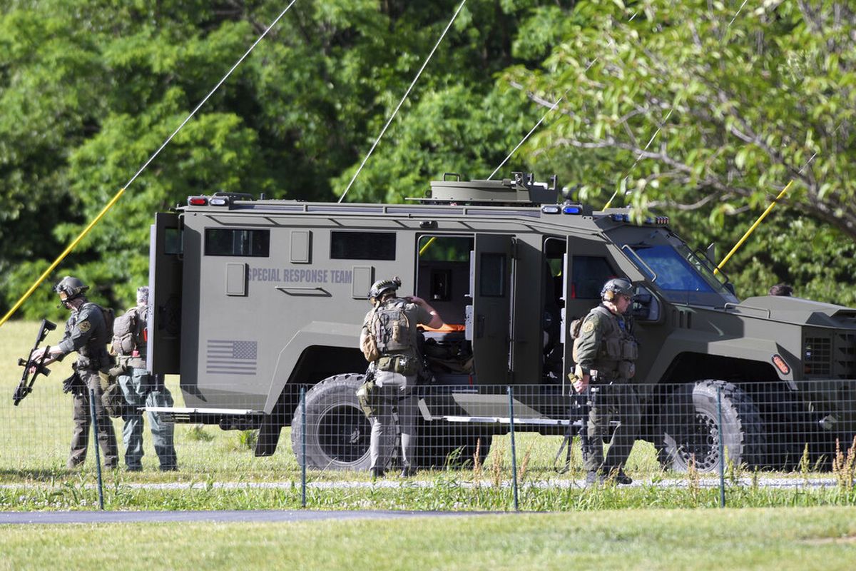 Polisi taktis terjun di dekat tempat seorang pria yang melepaskan tembakan di fasilitas manufaktur Columbia Machine di Maryland, AS, Kamis (9/6/2022). Penembakan itu menewaskan tiga orang sebelum tersangka dan seorang polisi negara bagian terluka dalam baku tembak, menurut pihak berwenang.